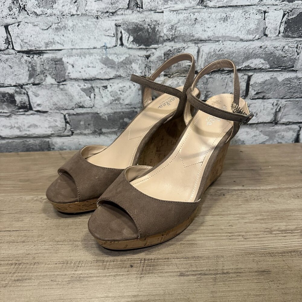 EUC Charles By Charles David Women's Lambert Peep Toe Wedges Brown Size 10M